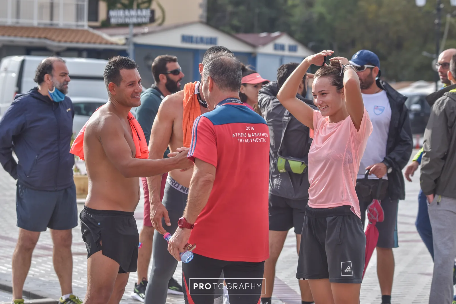 Δρομείς χαιρετιούνται στην πλατεία