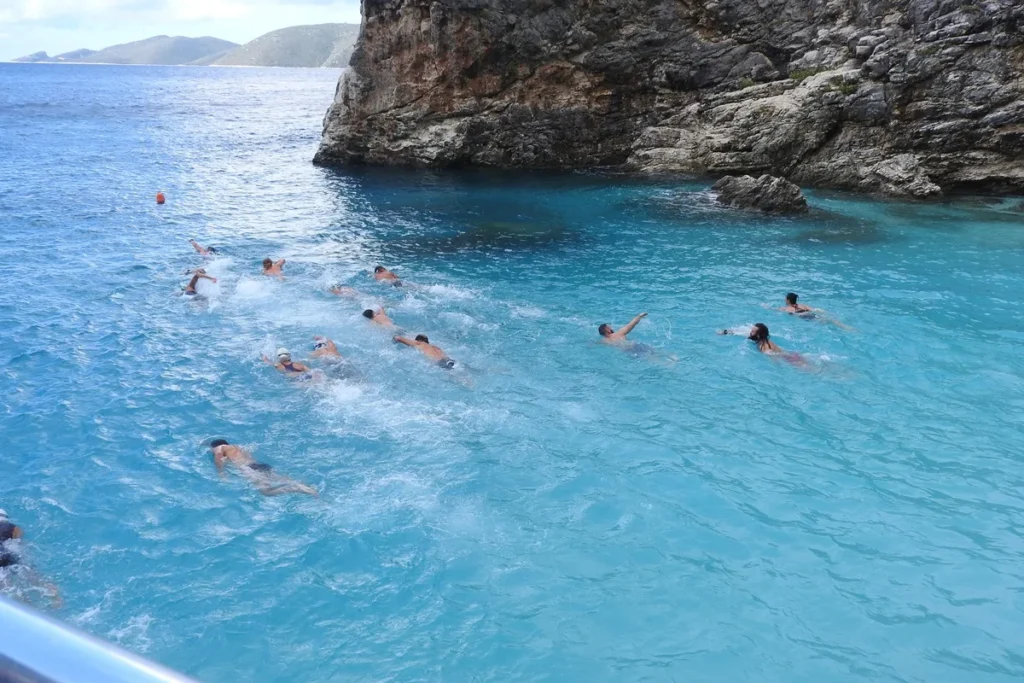 Κολυμβητές περνούν γύρω από το ακρωτήρι