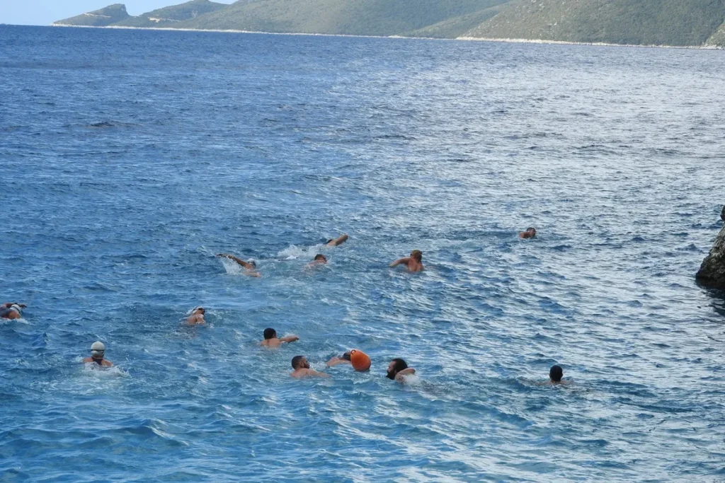 Κολυμβητές κατευθύνονται προς τη Βασιλική