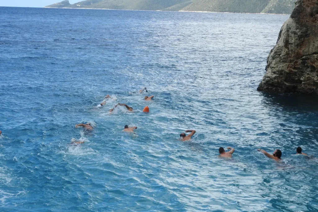 Κολυμβητές στα βαθιά μπλε νερά