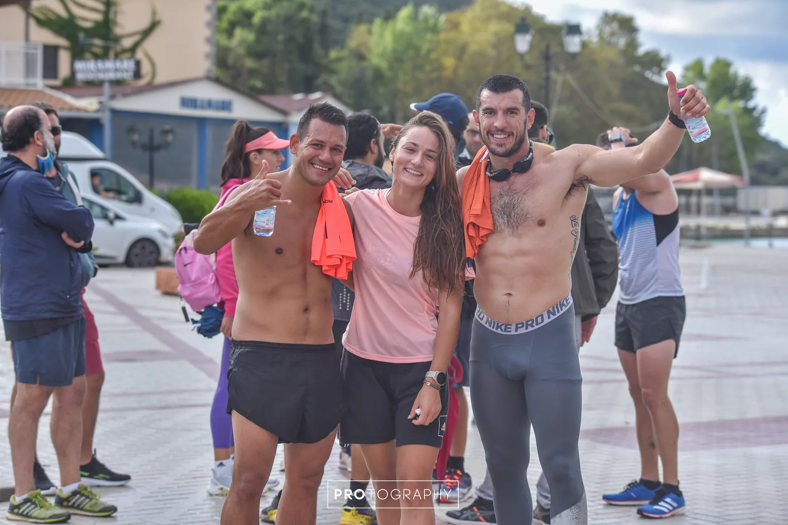 Τρεις δρομείς λίγο μετά τη γραμμή τερματισμού
