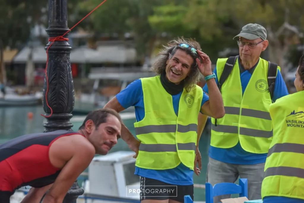Εθελοντές με γιλέκα στον μόλο