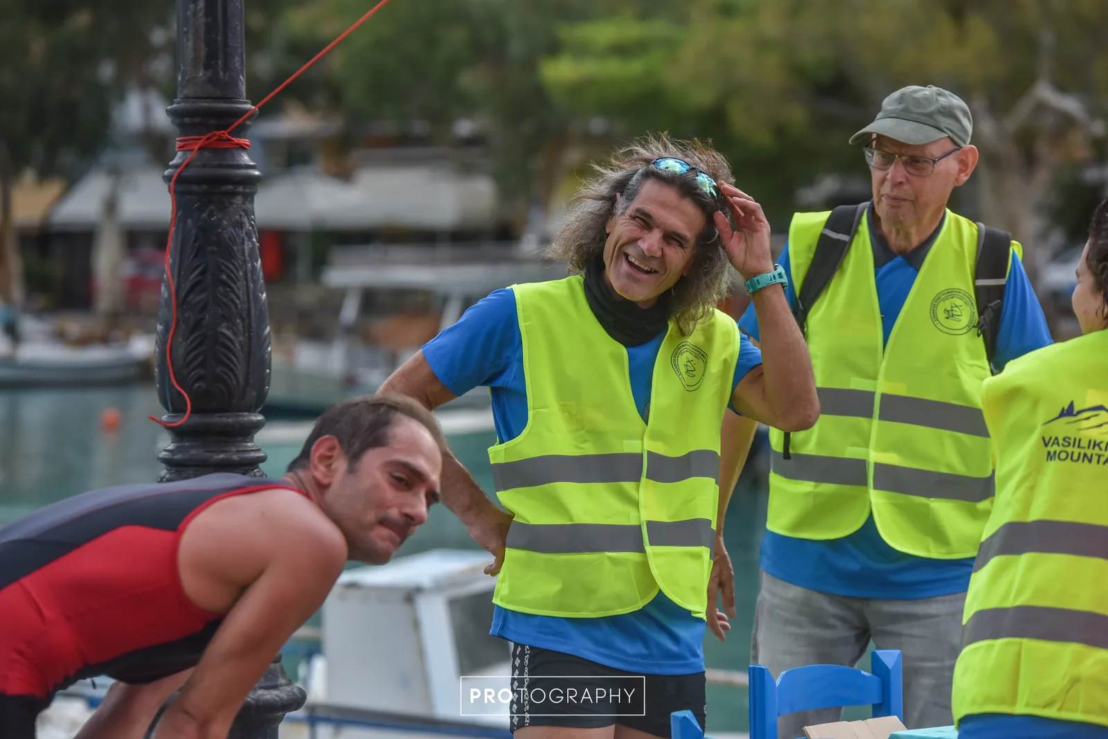 Εθελοντές με γιλέκα στον μόλο